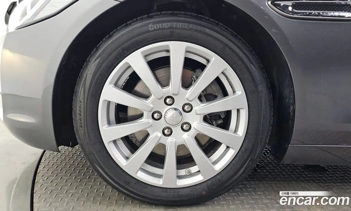 Jaguar XE 2016 2.0 автомат (гидро), фото 5 Jaguar XE 2016 2.0 автомат (гидро), фото 5