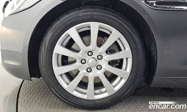 Jaguar XE 2016 2.0 автомат (гидро), миниатюра 5 Jaguar XE 2016 2.0 автомат (гидро), миниатюра 5