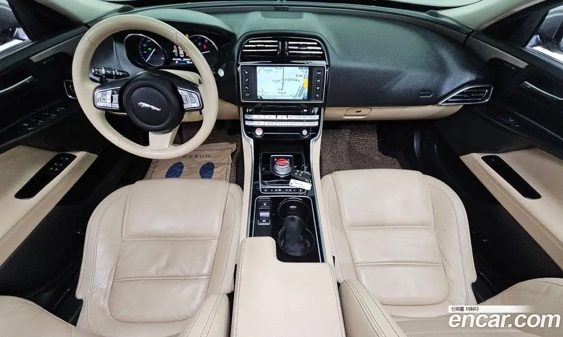 Jaguar XE 2016 2.0 автомат (гидро), фото 7 Jaguar XE 2016 2.0 автомат (гидро), фото 7