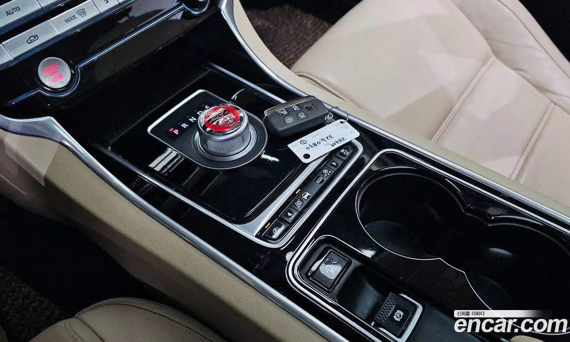 Jaguar XE 2016 2.0 автомат (гидро), фото 9 Jaguar XE 2016 2.0 автомат (гидро), фото 9