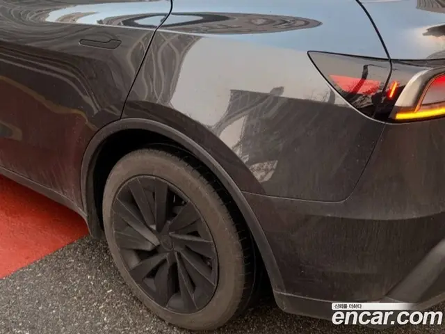 Tesla Model Y 2025 автомат (гидро), миниатюра 3 Tesla Model Y 2025 автомат (гидро), миниатюра 3