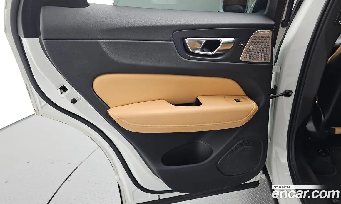 Volvo XC60 2021 2.0 автомат (гидро), фото 15
