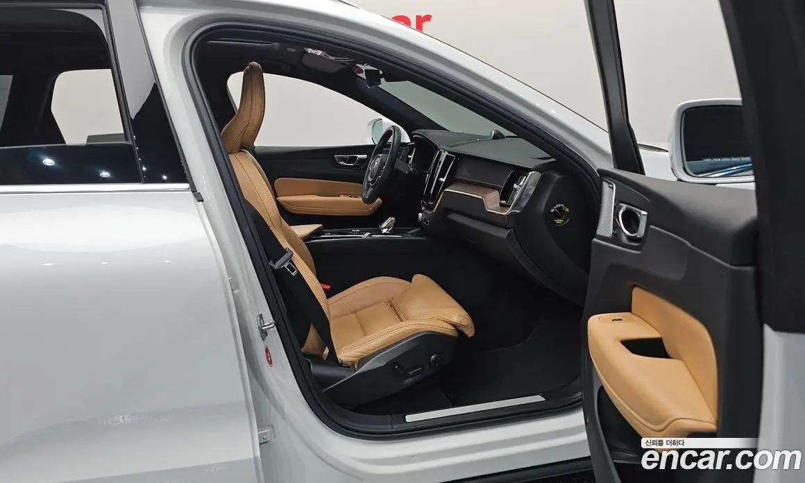 Volvo XC60 2021 2.0 автомат (гидро), фото 16