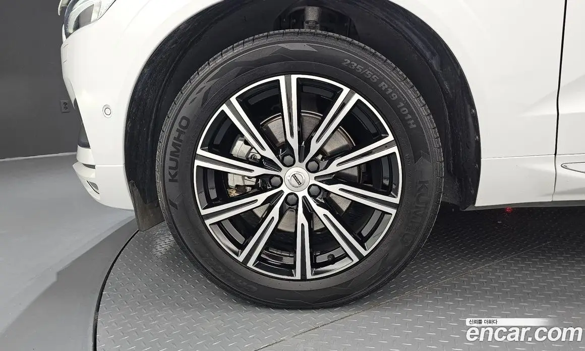 Volvo XC60 2021 2.0 автомат (гидро), фото 5