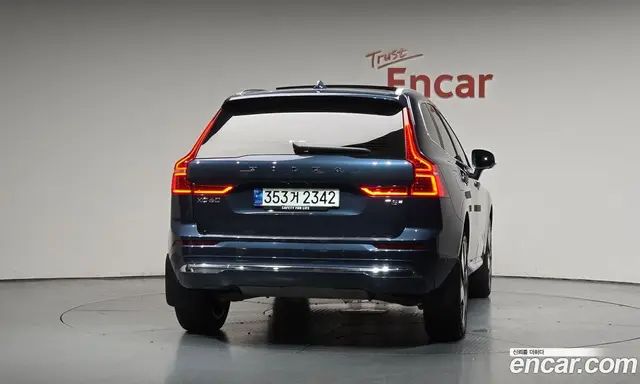 Volvo XC60 2024 2.0 автомат (гидро), миниатюра 3