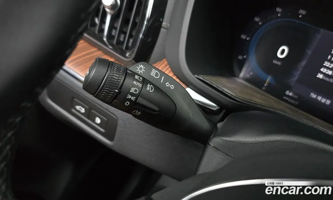 Volvo XC60 2024 2.0 автомат (гидро), фото 35