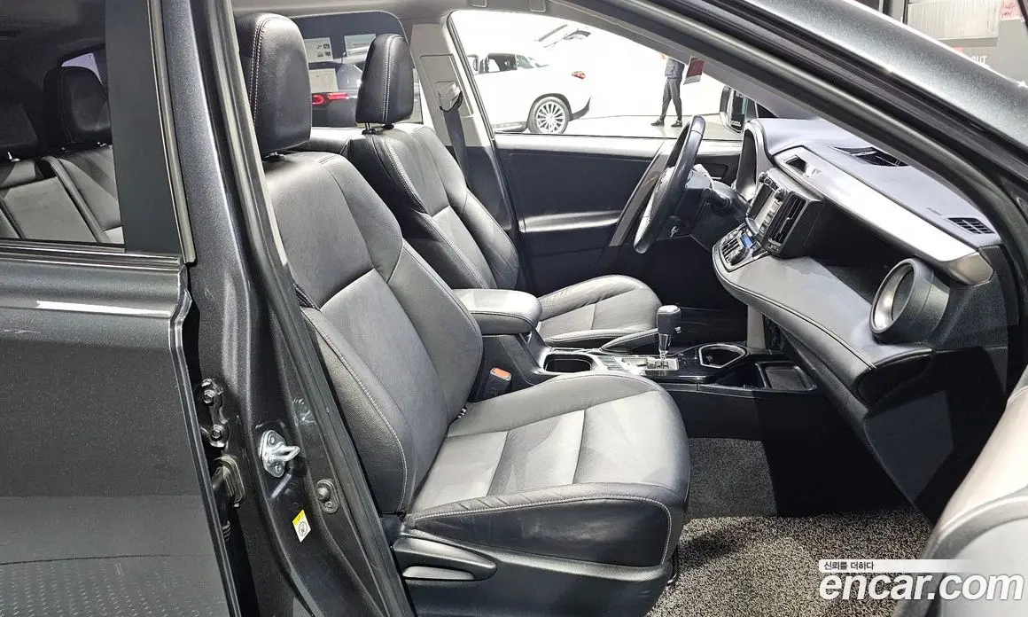 Toyota RAV4 2018 2.5 автомат (гидро), фото 16 Toyota RAV4 2018 2.5 автомат (гидро), фото 16