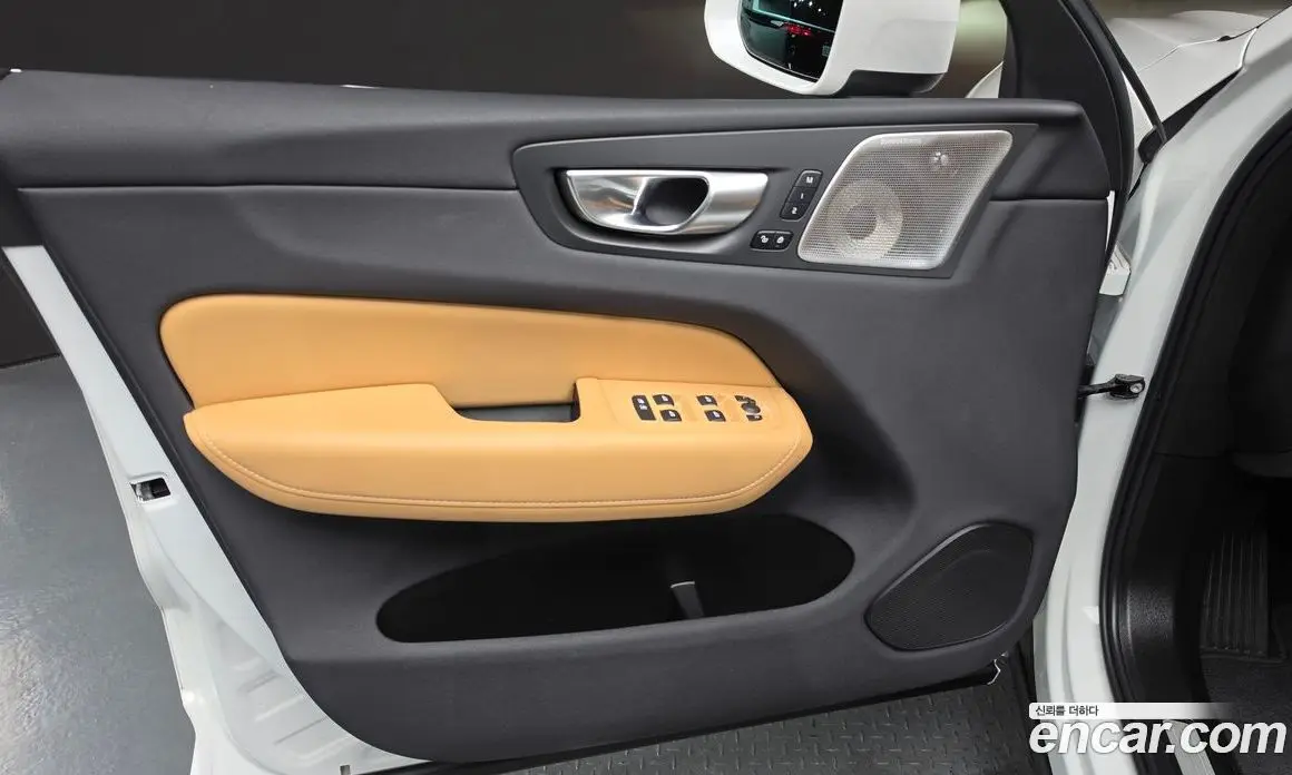Volvo XC60 2023 2.0 автомат (гидро), фото 13