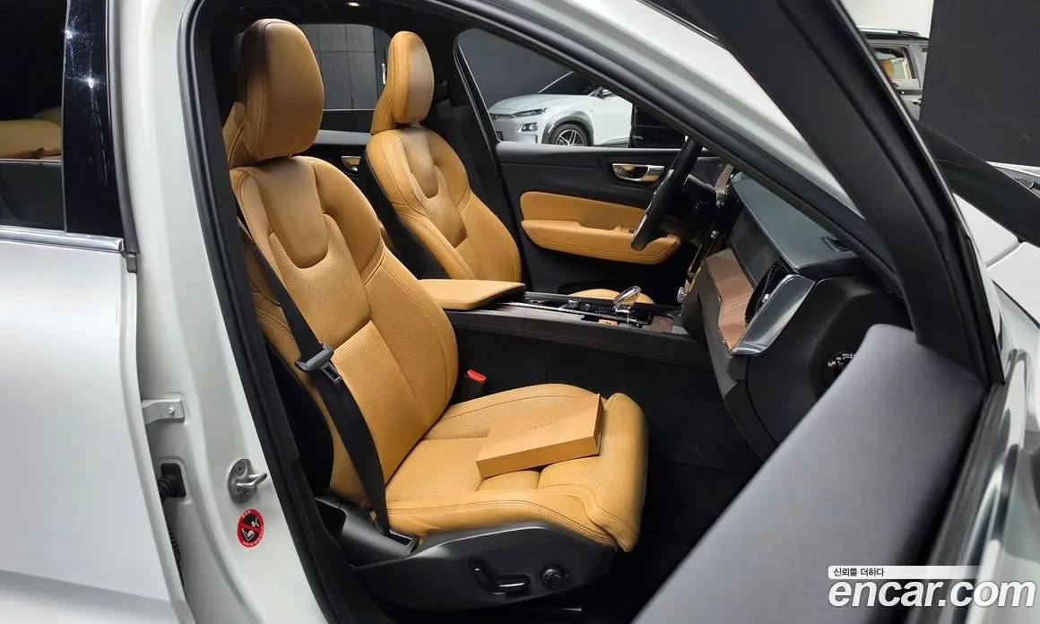 Volvo XC60 2023 2.0 автомат (гидро), фото 15
