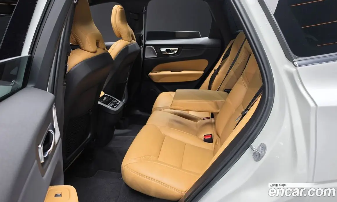 Volvo XC60 2023 2.0 автомат (гидро), фото 16