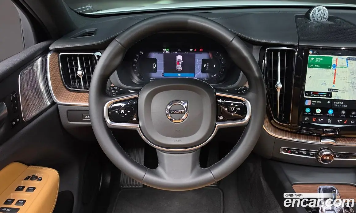 Volvo XC60 2023 2.0 автомат (гидро), фото 17