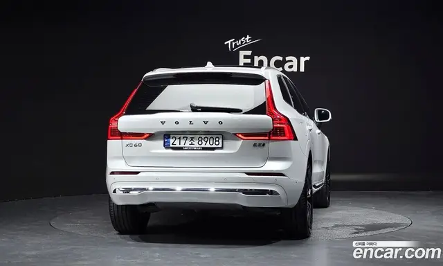 Volvo XC60 2023 2.0 автомат (гидро), миниатюра 3