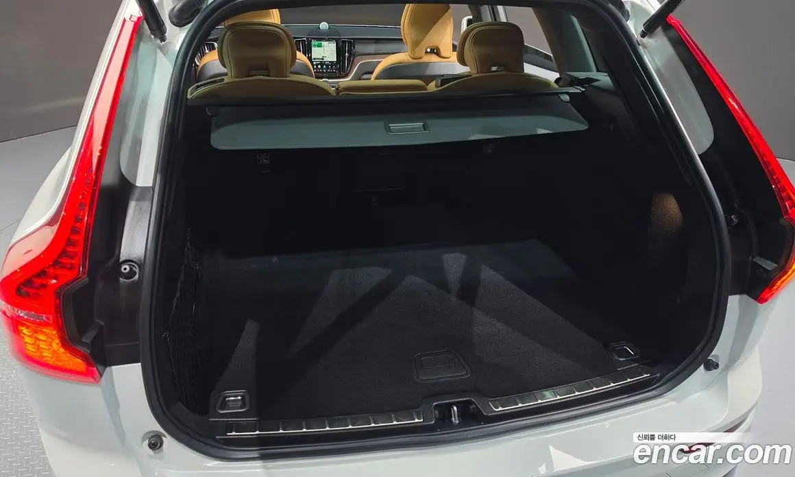 Volvo XC60 2023 2.0 автомат (гидро), фото 28
