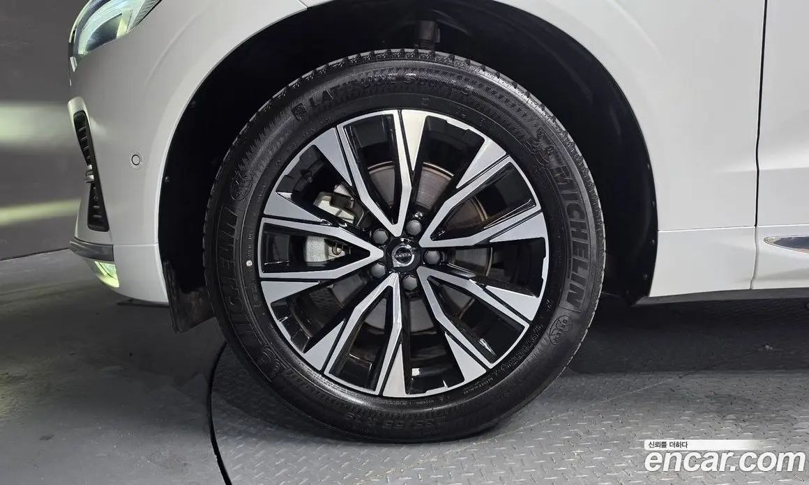 Volvo XC60 2023 2.0 автомат (гидро), фото 4