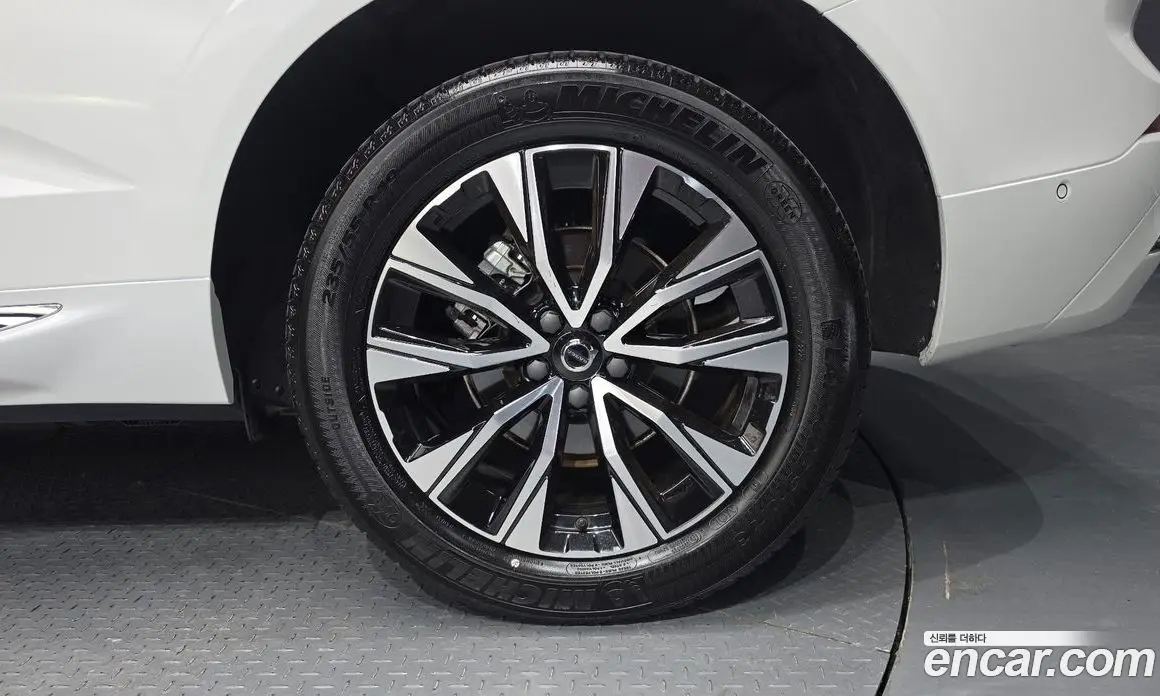 Volvo XC60 2023 2.0 автомат (гидро), фото 6