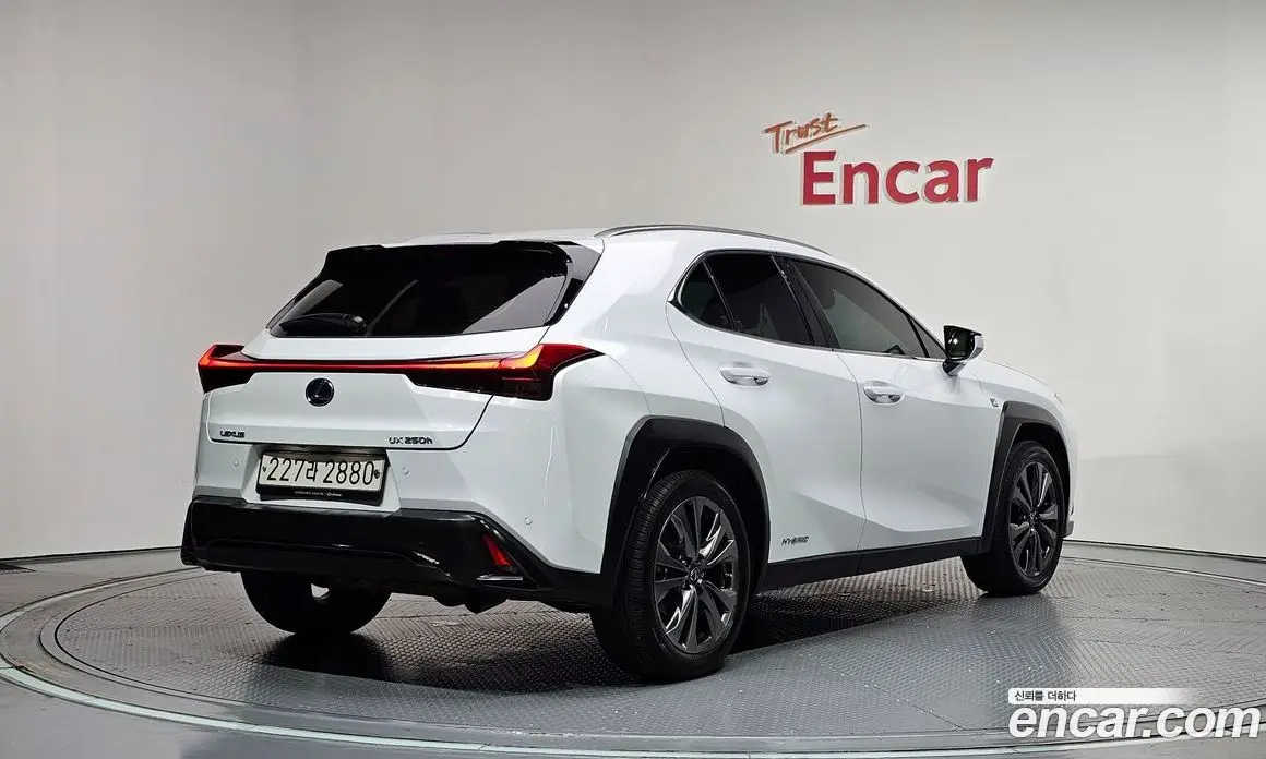 Lexus UX 2021 2.0 автомат (гидро), фото 2 Lexus UX 2021 2.0 автомат (гидро), фото 2