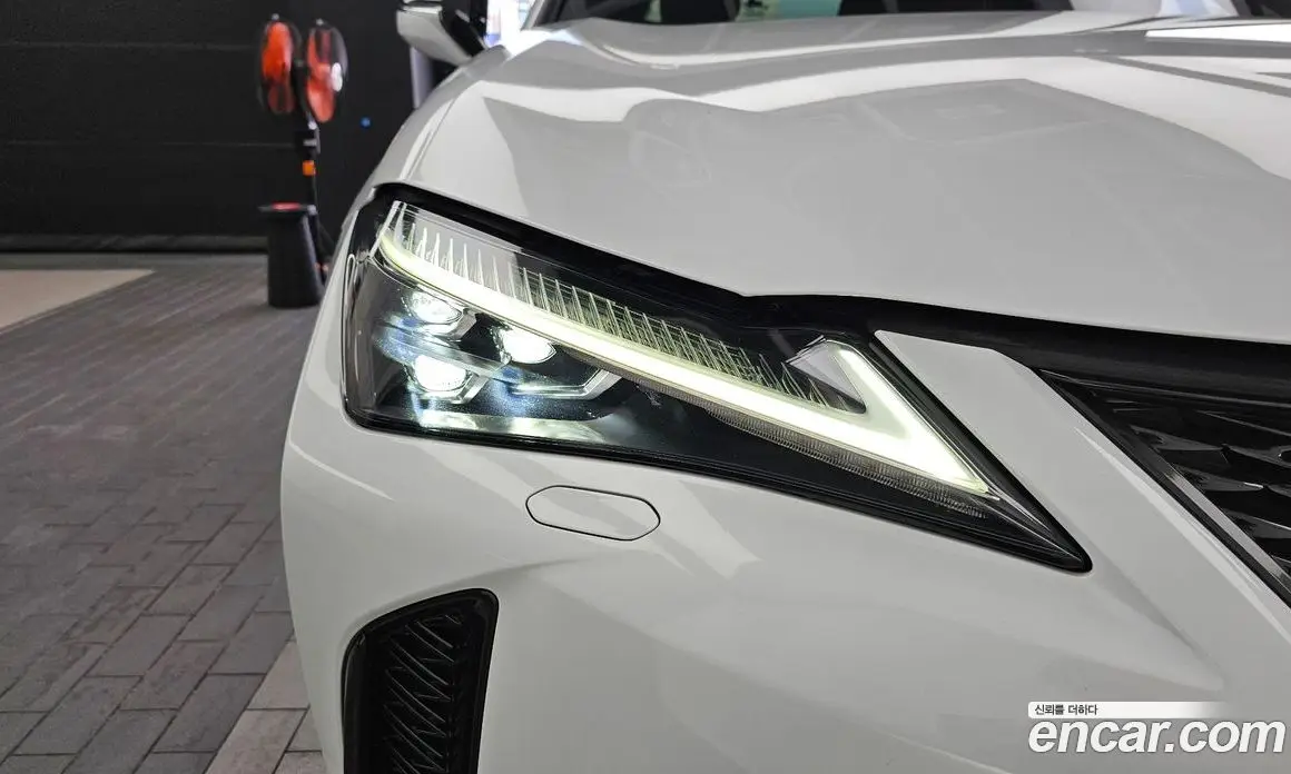 Lexus UX 2021 2.0 автомат (гидро), фото 8 Lexus UX 2021 2.0 автомат (гидро), фото 8