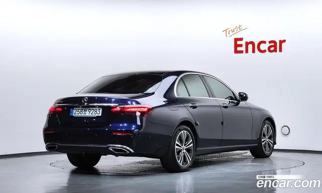 Mercedes-Benz E-Class 2022 2.0 автомат (гидро), миниатюра 2
