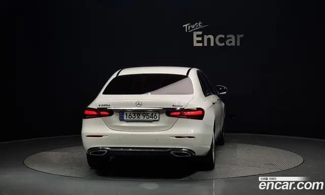 Mercedes-Benz E-Class 2023 1.9 автомат (гидро), миниатюра 4