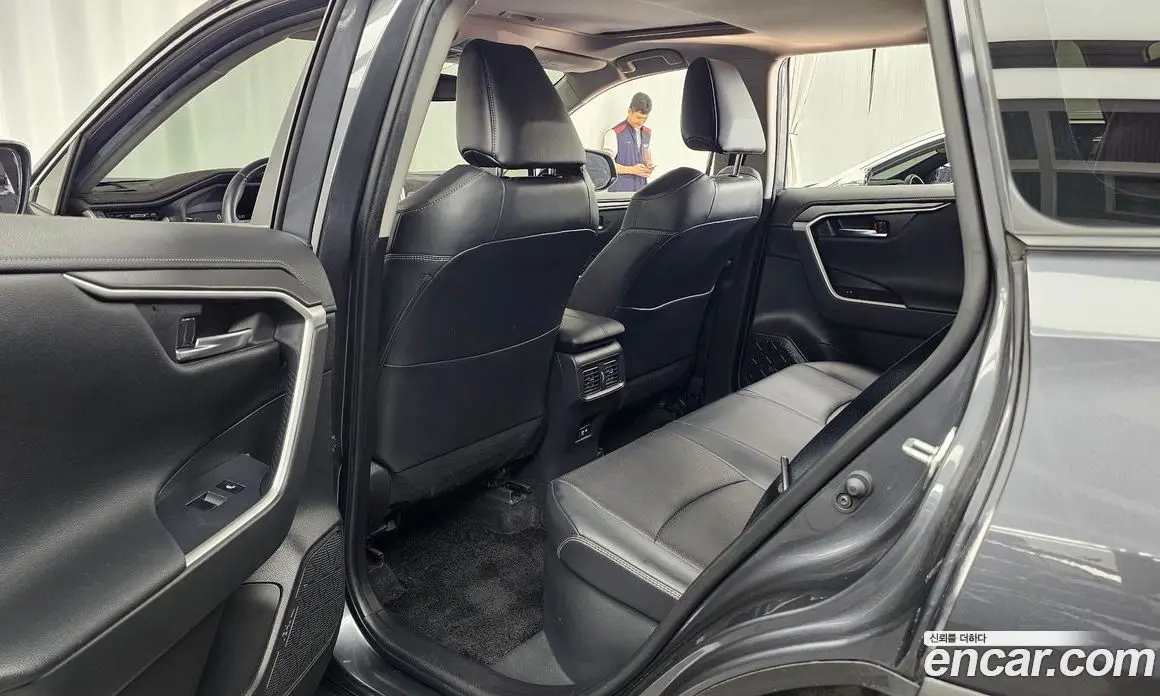 Toyota RAV4 2021 2.5 автомат (гидро), фото 16 Toyota RAV4 2021 2.5 автомат (гидро), фото 16