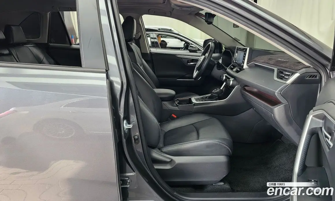 Toyota RAV4 2021 2.5 автомат (гидро), фото 17 Toyota RAV4 2021 2.5 автомат (гидро), фото 17