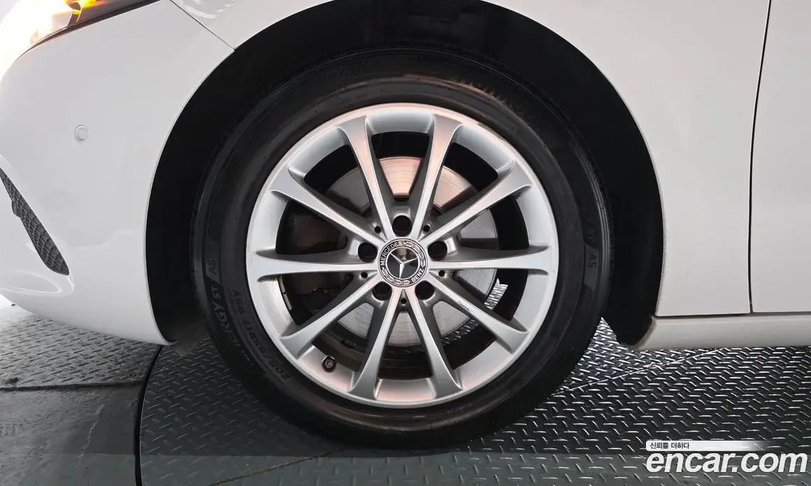 Mercedes-Benz A-Class 2019 2.0 автомат (гидро), фото 4 Mercedes-Benz A-Class 2019 2.0 автомат (гидро), фото 4