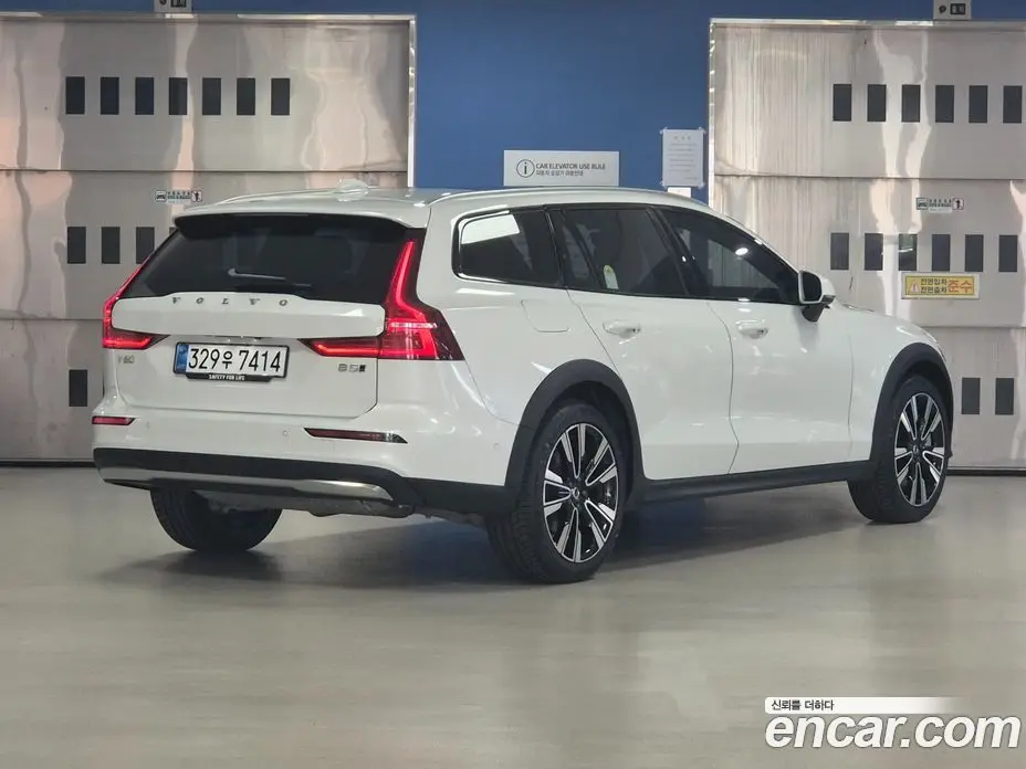 Volvo V60 2025 2.0 автомат (гидро), фото 4 Volvo V60 2025 2.0 автомат (гидро), фото 4