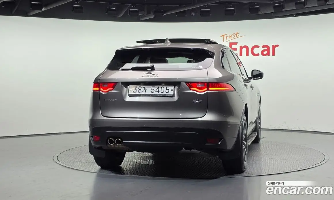 Jaguar F-Pace 2018 2.0 автомат (гидро), фото 4 Jaguar F-Pace 2018 2.0 автомат (гидро), фото 4