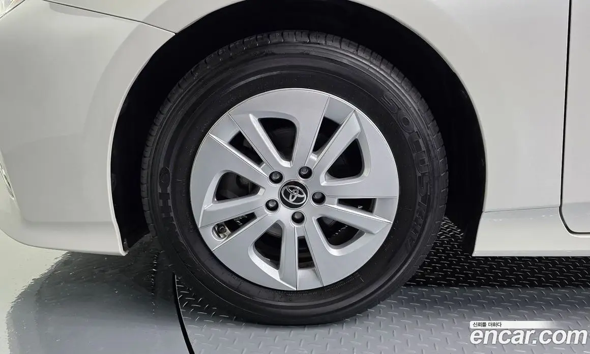 Toyota Prius 2016 1.8 автомат (гидро), фото 5 Toyota Prius 2016 1.8 автомат (гидро), фото 5
