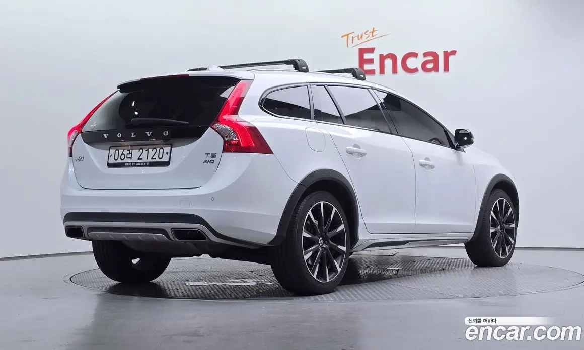 Volvo V60 2017 2.0 автомат (гидро), фото 2 Volvo V60 2017 2.0 автомат (гидро), фото 2
