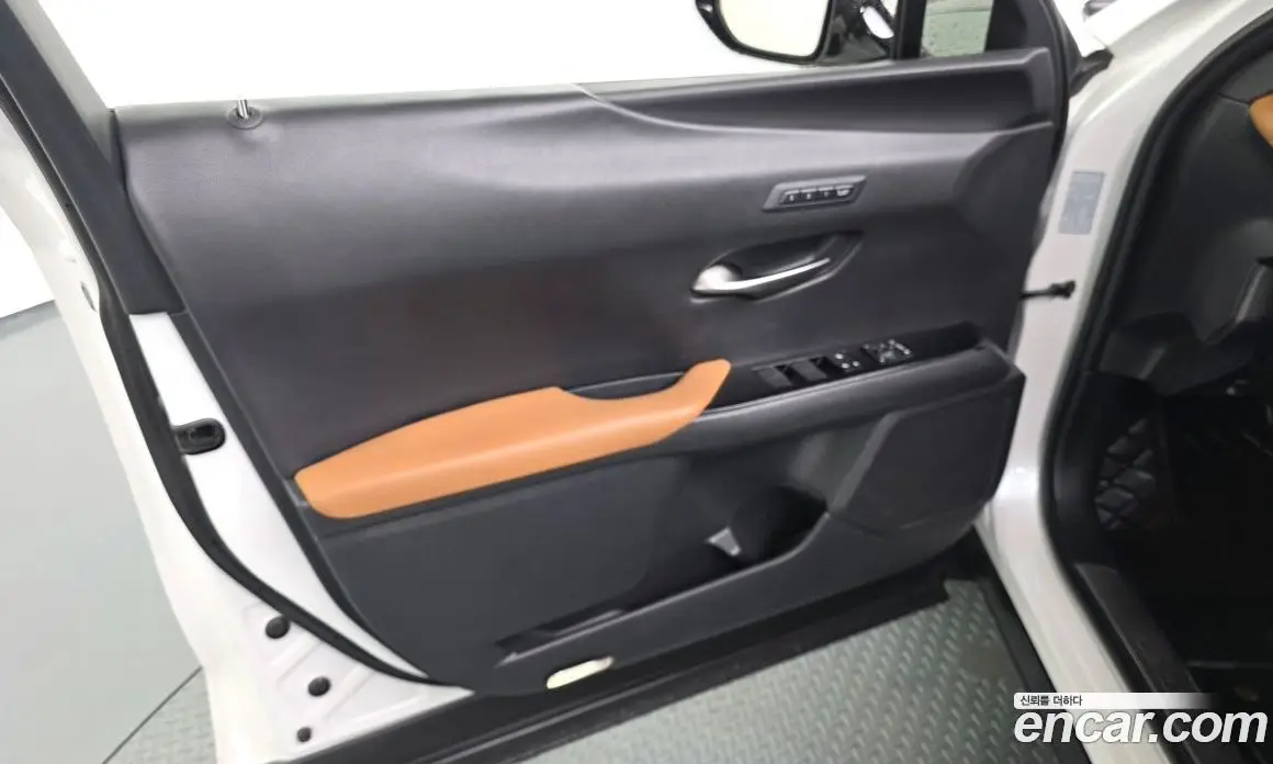 Lexus UX 2019 2.0 автомат (гидро), фото 13 Lexus UX 2019 2.0 автомат (гидро), фото 13
