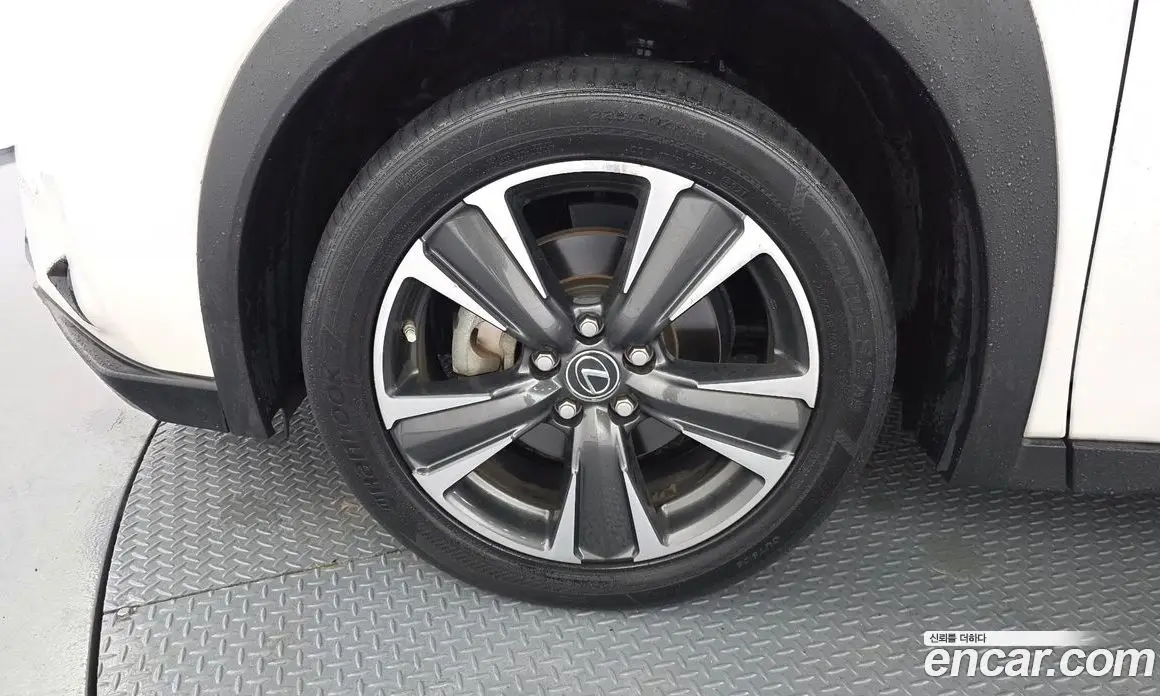 Lexus UX 2019 2.0 автомат (гидро), фото 4 Lexus UX 2019 2.0 автомат (гидро), фото 4