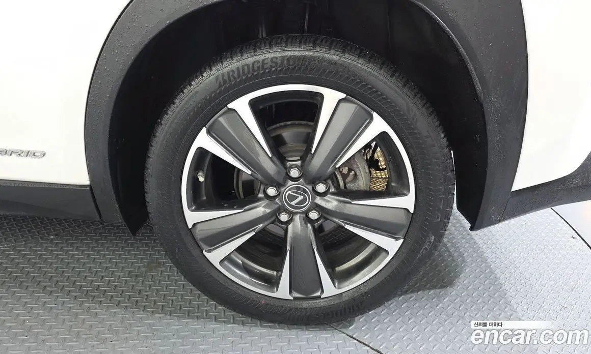 Lexus UX 2019 2.0 автомат (гидро), фото 6 Lexus UX 2019 2.0 автомат (гидро), фото 6