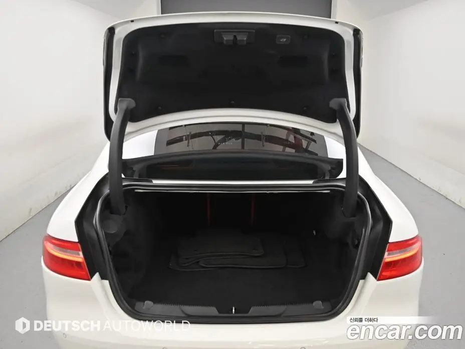 Jaguar XE 2017 3.0 автомат (гидро), фото 19 Jaguar XE 2017 3.0 автомат (гидро), фото 19