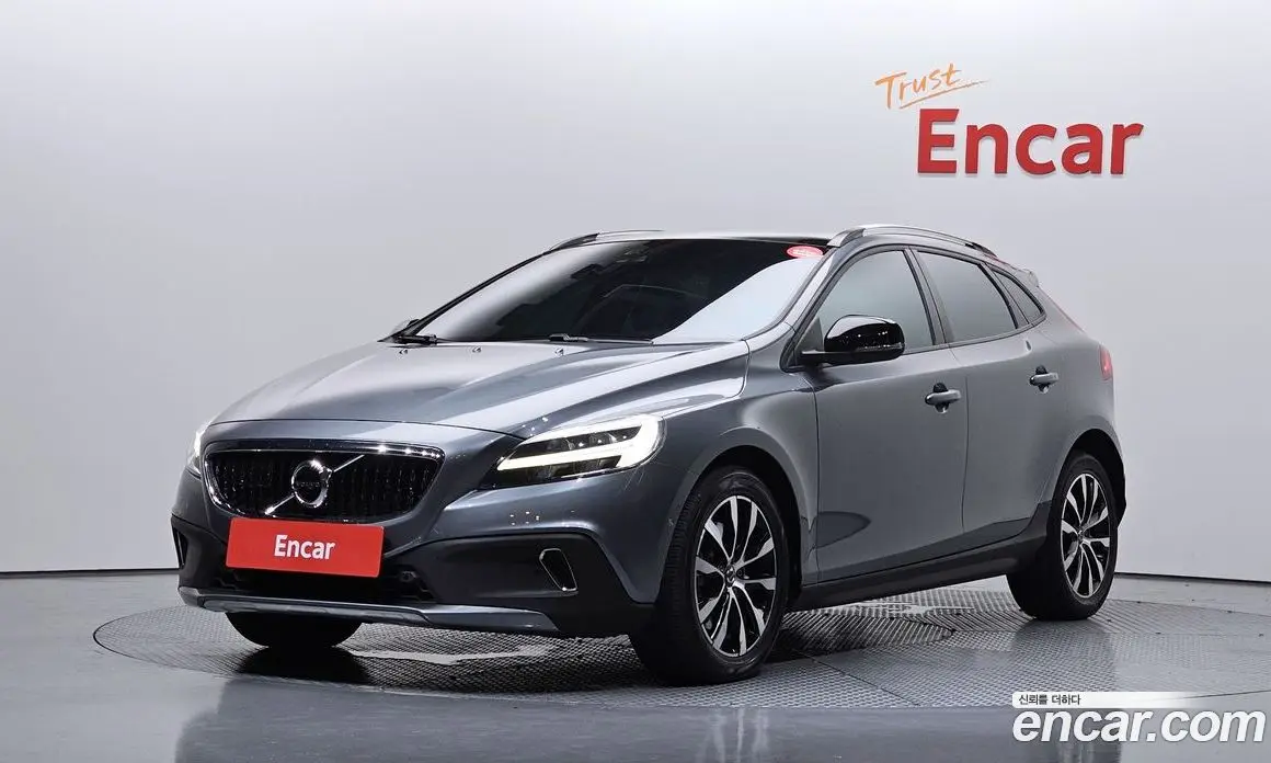 Volvo V40 2019 2.0 автомат (гидро), фото 1 Volvo V40 2019 2.0 автомат (гидро), фото 1