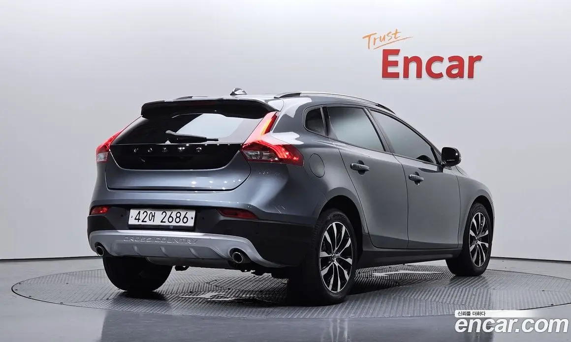 Volvo V40 2019 2.0 автомат (гидро), фото 2 Volvo V40 2019 2.0 автомат (гидро), фото 2