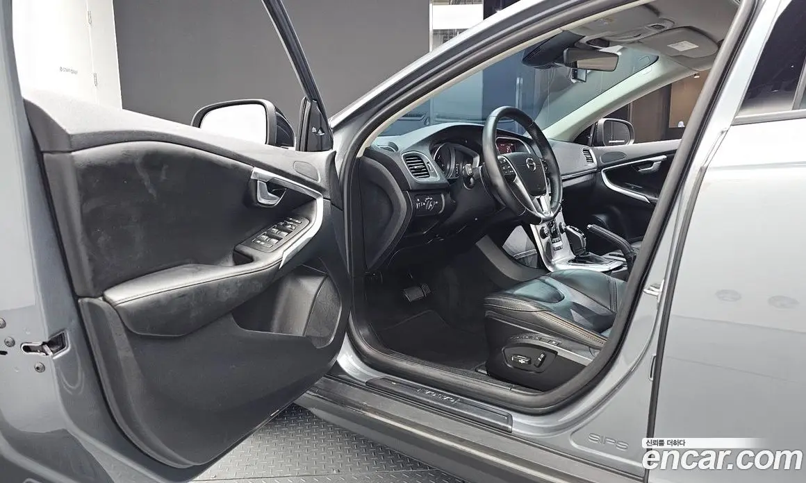 Volvo V40 2019 2.0 автомат (гидро), фото 13 Volvo V40 2019 2.0 автомат (гидро), фото 13