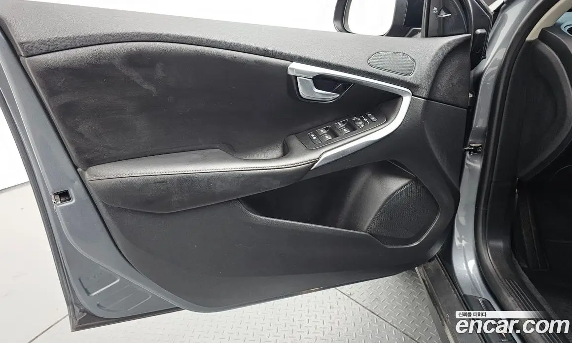 Volvo V40 2019 2.0 автомат (гидро), фото 14 Volvo V40 2019 2.0 автомат (гидро), фото 14