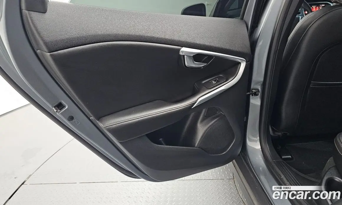 Volvo V40 2019 2.0 автомат (гидро), фото 15 Volvo V40 2019 2.0 автомат (гидро), фото 15