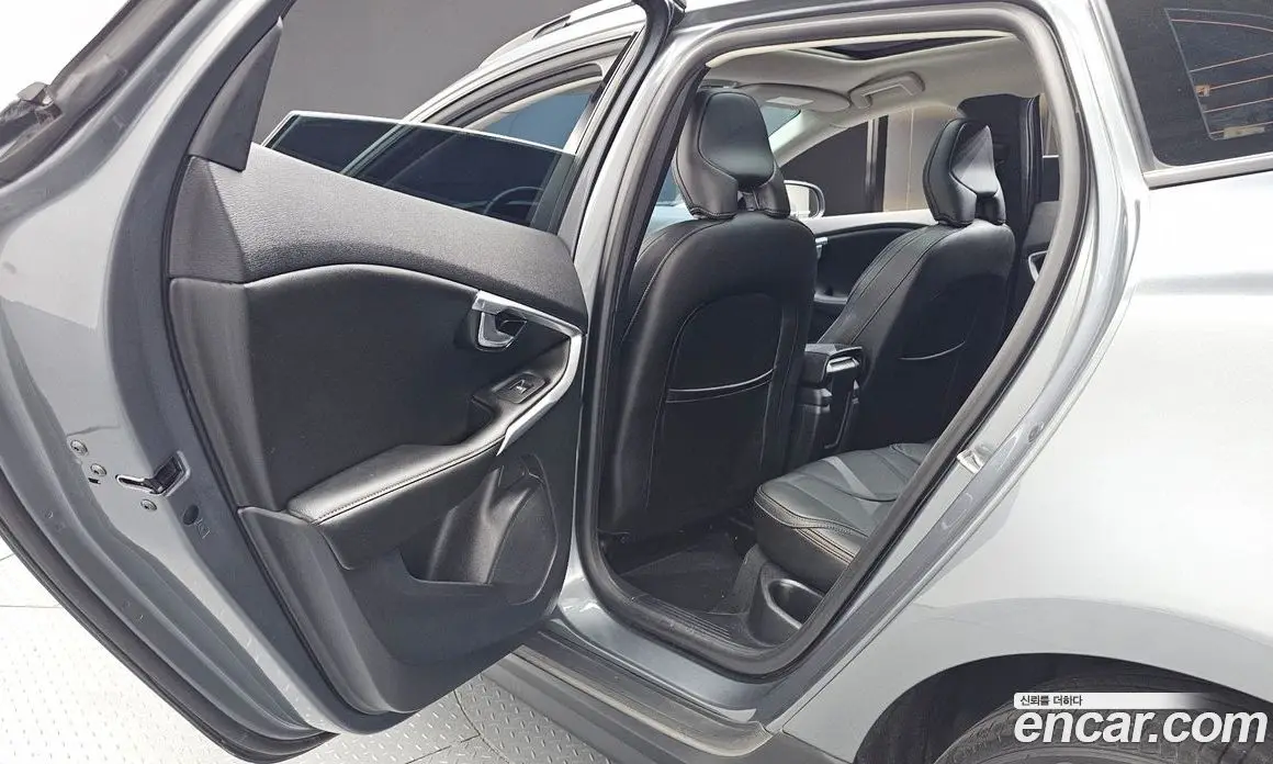 Volvo V40 2019 2.0 автомат (гидро), фото 18 Volvo V40 2019 2.0 автомат (гидро), фото 18