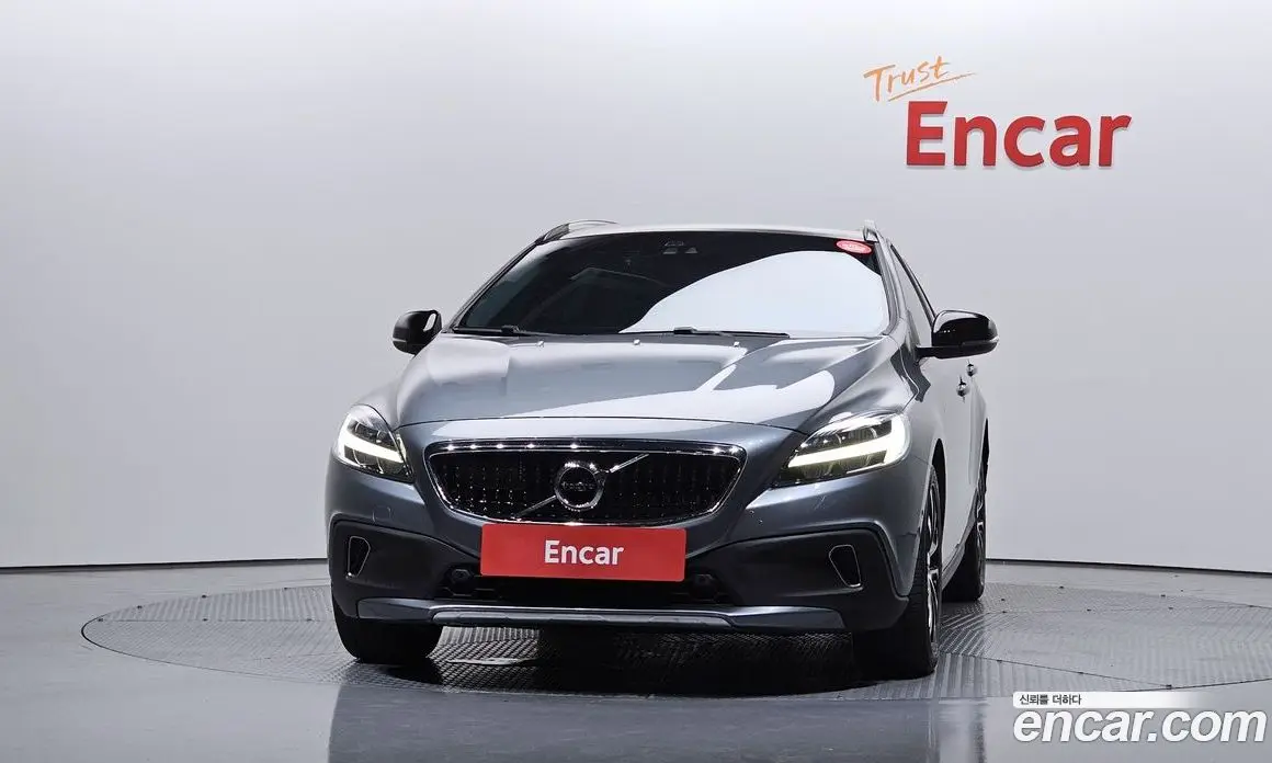 Volvo V40 2019 2.0 автомат (гидро), фото 3 Volvo V40 2019 2.0 автомат (гидро), фото 3
