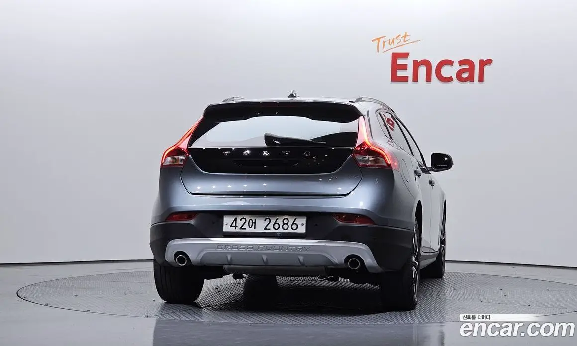 Volvo V40 2019 2.0 автомат (гидро), фото 4 Volvo V40 2019 2.0 автомат (гидро), фото 4