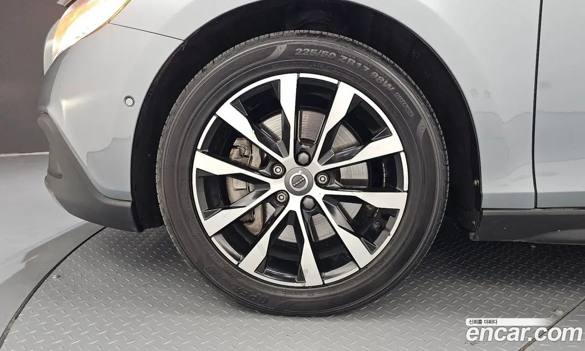 Volvo V40 2019 2.0 автомат (гидро), фото 5 Volvo V40 2019 2.0 автомат (гидро), фото 5