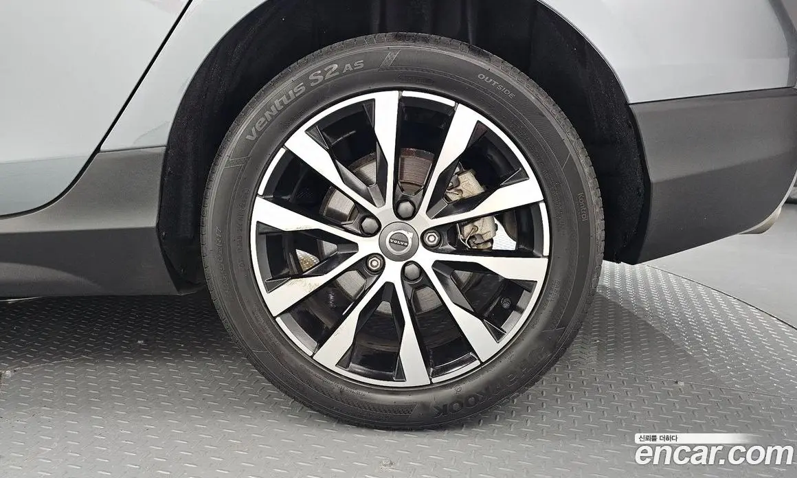 Volvo V40 2019 2.0 автомат (гидро), фото 7 Volvo V40 2019 2.0 автомат (гидро), фото 7