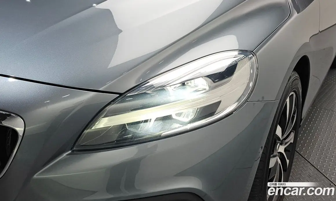 Volvo V40 2019 2.0 автомат (гидро), фото 8 Volvo V40 2019 2.0 автомат (гидро), фото 8