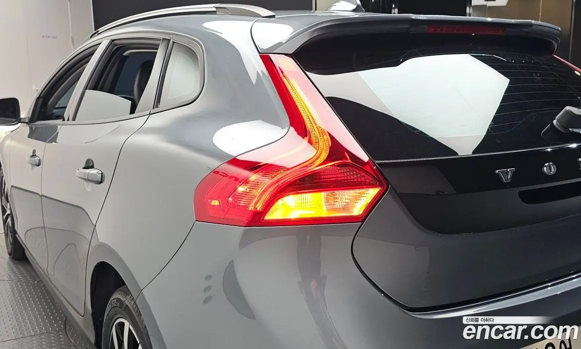 Volvo V40 2019 2.0 автомат (гидро), фото 9 Volvo V40 2019 2.0 автомат (гидро), фото 9