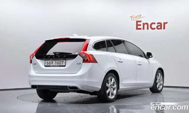 Volvo V60 2017 2.0 автомат (гидро), миниатюра 1 Volvo V60 2017 2.0 автомат (гидро), миниатюра 1