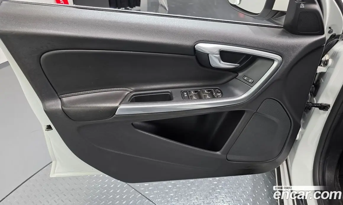 Volvo V60 2017 2.0 автомат (гидро), фото 13 Volvo V60 2017 2.0 автомат (гидро), фото 13