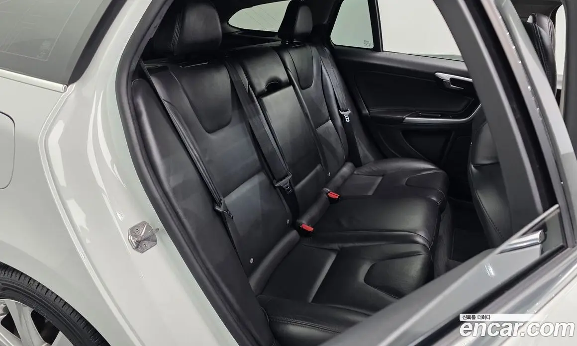 Volvo V60 2017 2.0 автомат (гидро), фото 16 Volvo V60 2017 2.0 автомат (гидро), фото 16