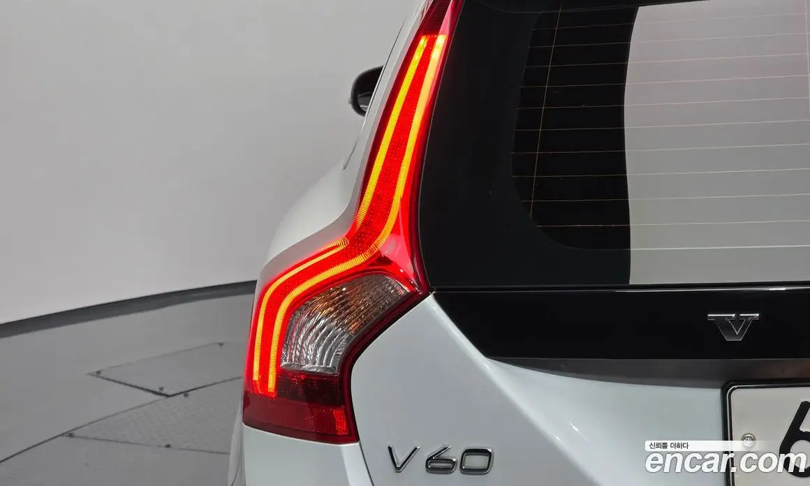 Volvo V60 2017 2.0 автомат (гидро), фото 8 Volvo V60 2017 2.0 автомат (гидро), фото 8